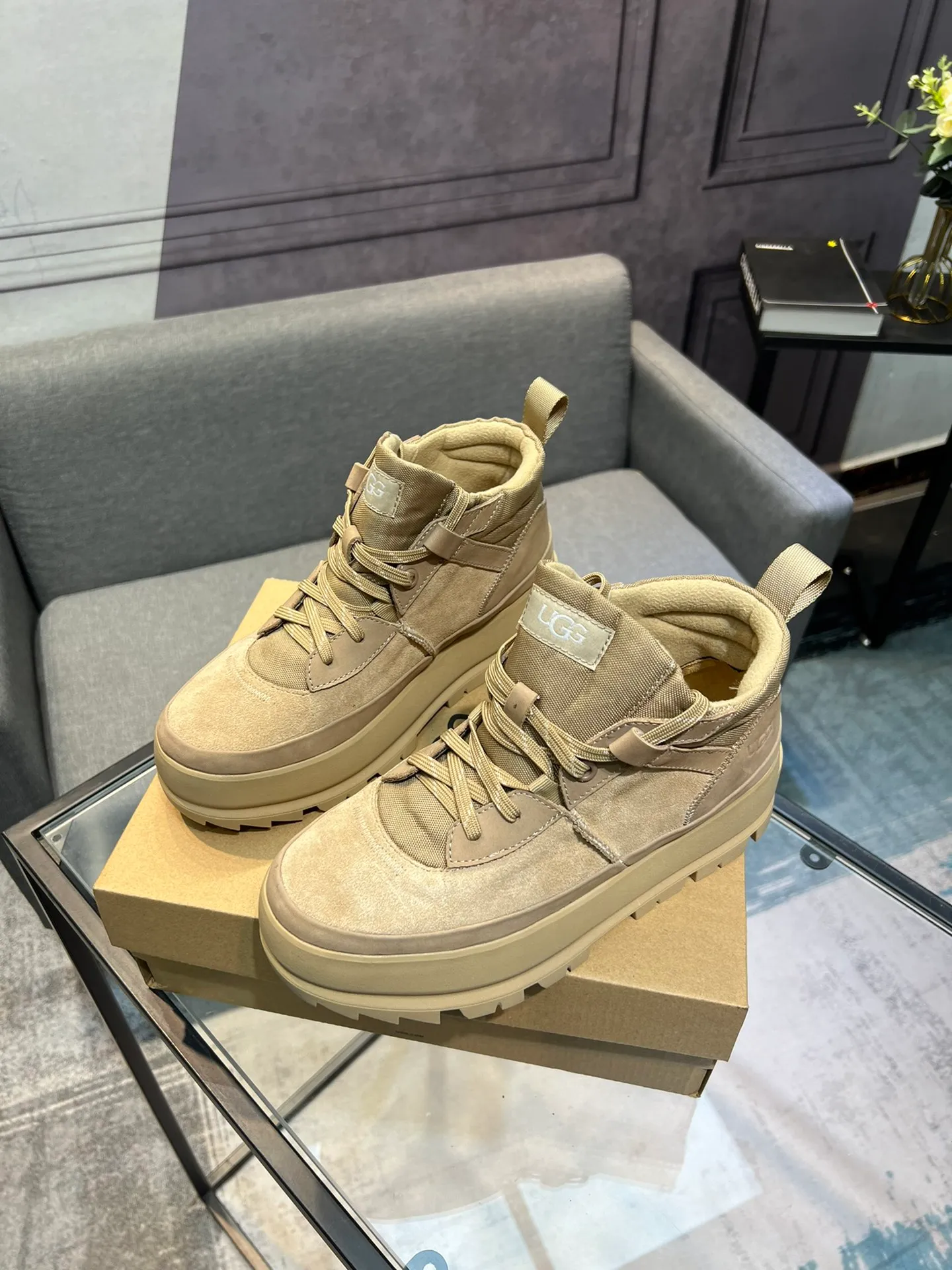 Men's shoes 💰620 (UGG) New 👉 Warm series for casual men, the simple and elegant shoe style sublimates the classics, the fabric is made of imported cowhide embossed ➕ warm real wool lining, and the special rubber outsole upgrades the wearing experience ✌️ Comfortable on the feet, very domineering! Code number:38-44
